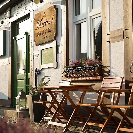 לינה וארוחת בוקר Mistral 3*